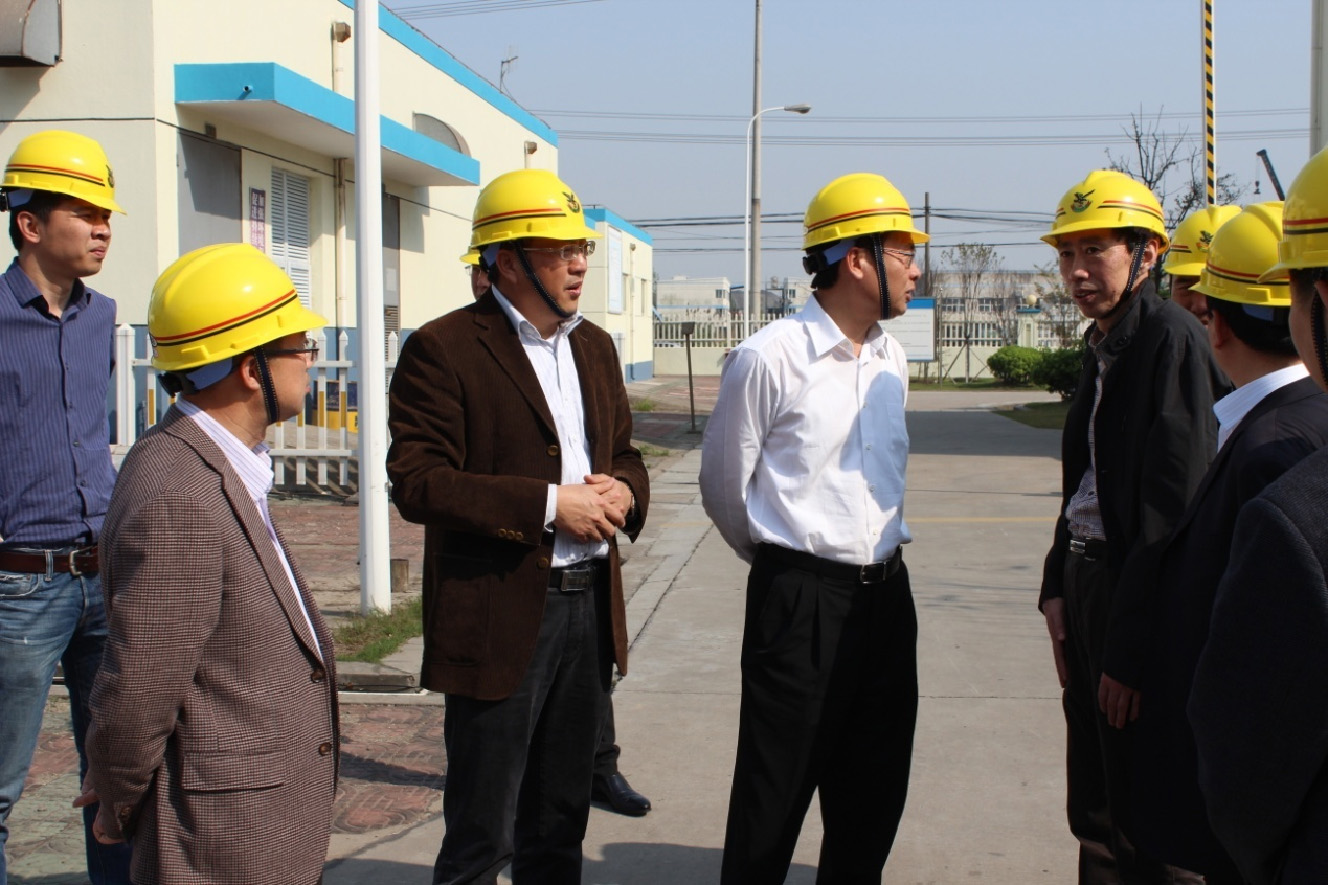 2015年4月22日，在張家港市副市長黃亞平、環(huán)保局局長黃鎮(zhèn)等領導的陪同下，張家港市市委書記姚林榮來華瑞視察工作，集團公司黨委書記路江和總經理張光耀接待了姚書記一行。